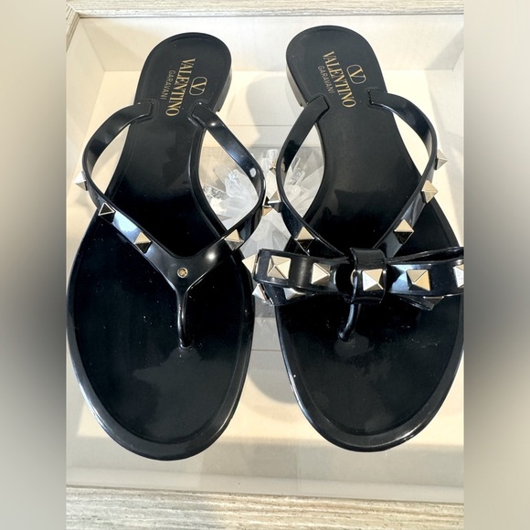 Authentic Valentino Rockstud Thong Sandals. Missing One Bow. Size 38 black. NWOT - Picture 1 of 7